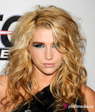Outrageous-Eyes-Makeup-of-Kesha-01.jpg