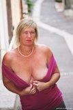 women_with_a_nice_cleavage_37.jpg