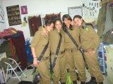 Israeli female soldiers troops 2.jpg