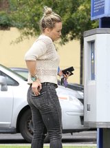 54946281_hilary-duff-in-ripped-skinny-jeans-stops-by-coffee-bean-in-west-hollywood_13.jpg