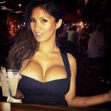 chicks-with-cleavage-5.jpg