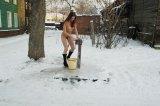 Naked-girl-collects-water-in-the-winter-in-Russian-village-4.jpg