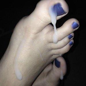 Cumming on Courtney's toes