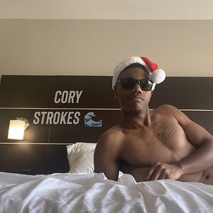 Waiting on you in bed 🎅🏾🎄
