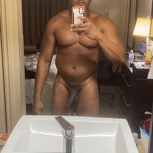 Muscular BBC Just Posing In The Mirror 😈😈👀