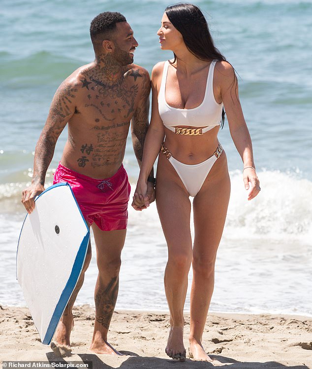 16922828-7324135-Loved_up_Jermaine_Pennant_and_his_bikini_clad_wife_Alice_Goodwin-a-264_1565042599416.jpg
