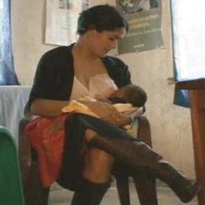 ht_salma_hayek_breastfeeding_nt_120531_ssv.jpg