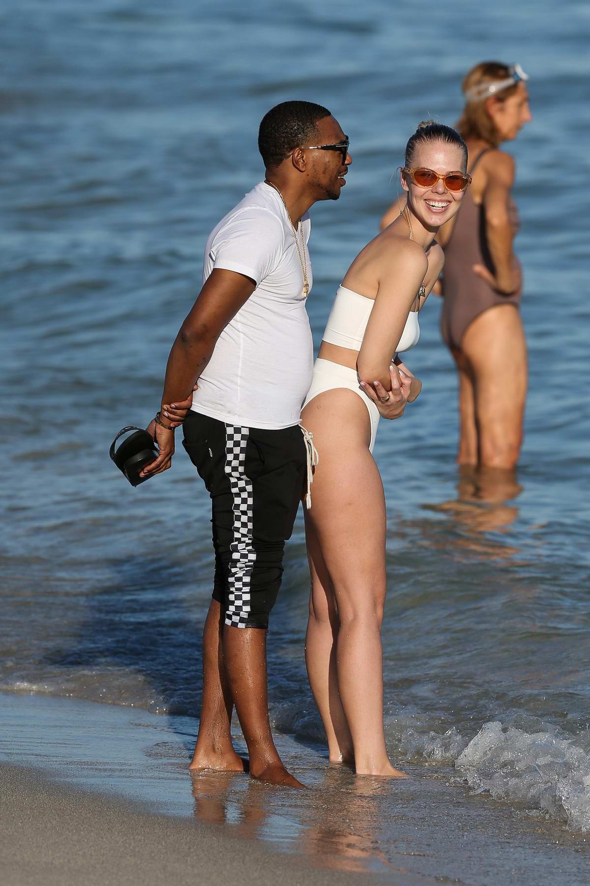bianca-elouise-in-white-bikini-enjoying-the-beach-with-her-boyfriend-in-miami-191117_4.jpg
