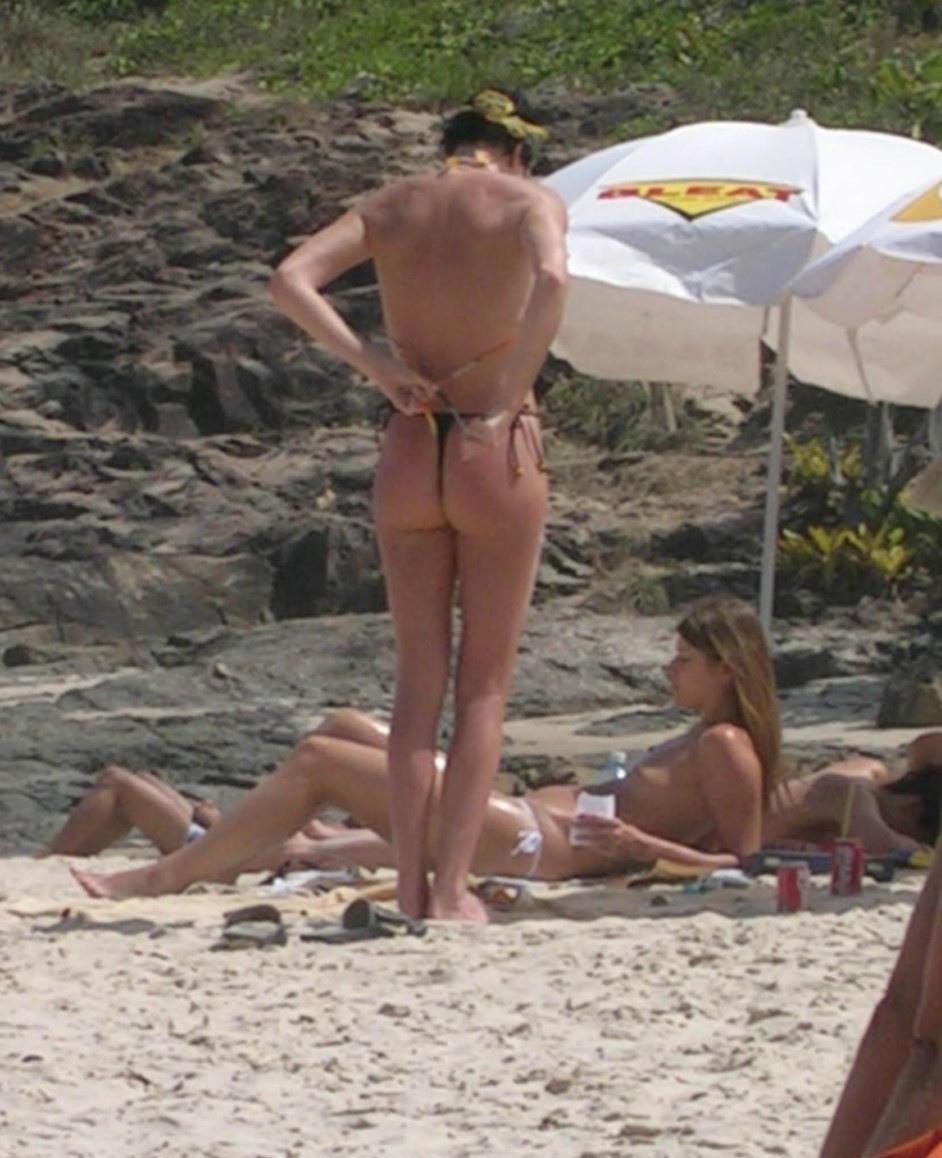 charlize-theron-beach-topless-10.jpg