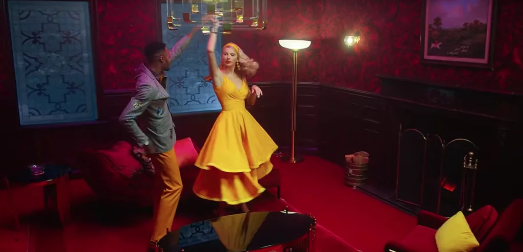 Taylor-Swift-Yellow-Cocktail-Dress-in-Lover.png
